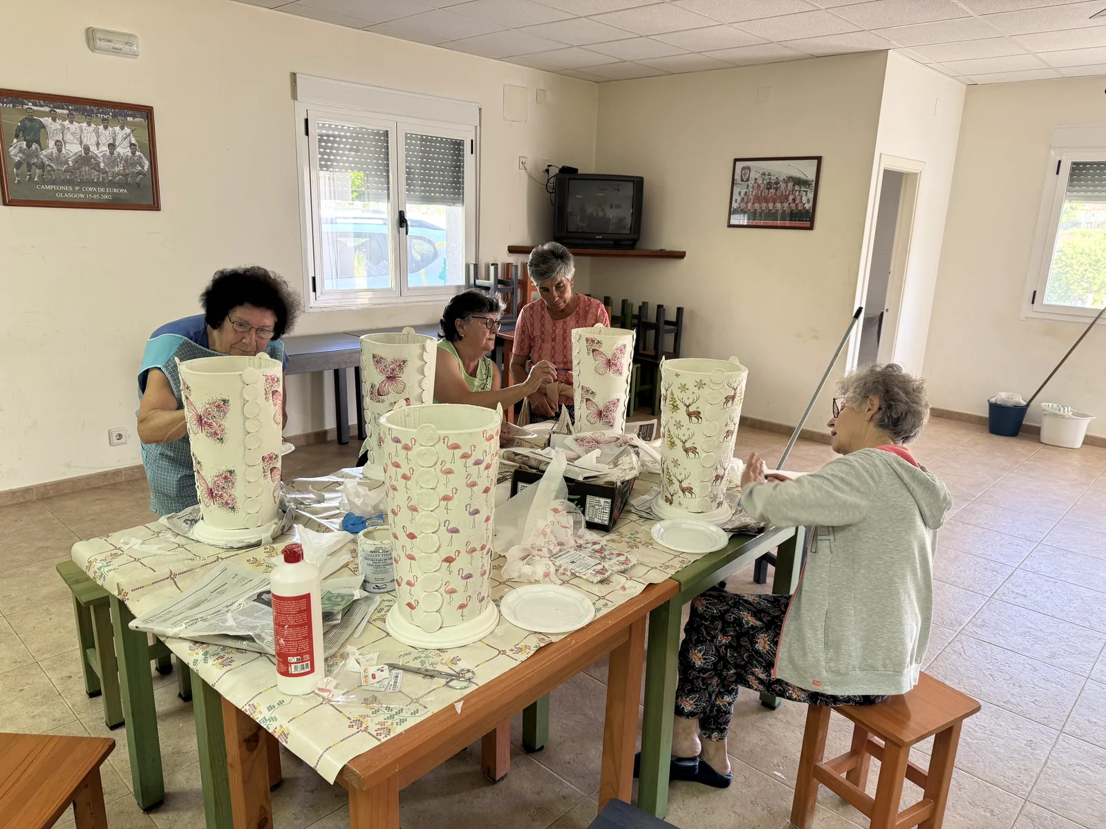 Participantes de Aldeas Activas decorando lámpadas artesanais nun obradoiro no local social de Arzoá